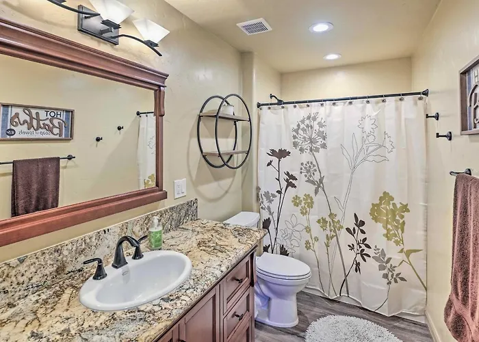 Luxe Retreat W/ Havasu View & Pool! Holiday home