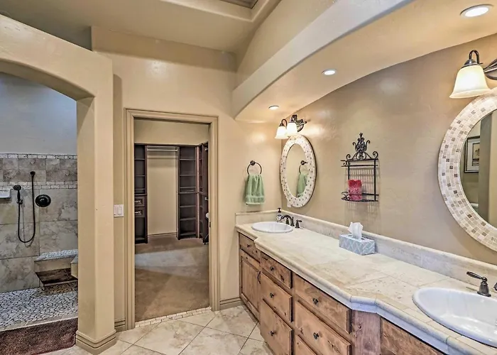 Luxe Retreat W/ Havasu View & Pool!